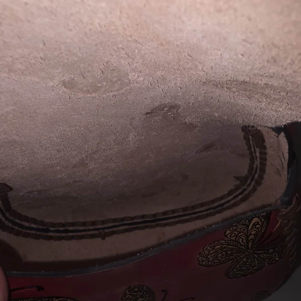 Butterfly Embossed Red Leather Bag - Picture 5 of 6